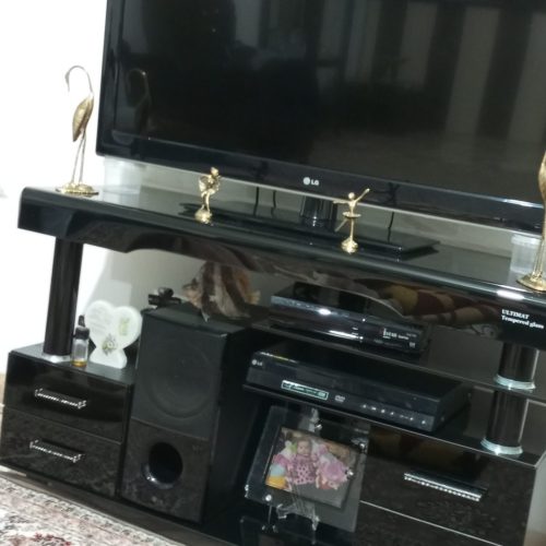 یک دست مبل 7نفره با میز جلو مبلی و عسلی هاش و میز تلویزیون شیشه ایو دو بوفه بزرگ و کوچک