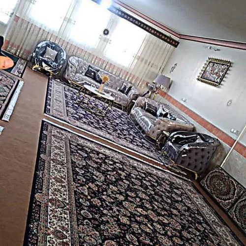 کف موکت دارای پرده و کابینت و نور گیر خوب از دوطرفه دارای حیاط بزرگ و بالکن و کولر آبی