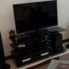 میز تلویزیون شیشه ای بدون خط و خش و کاملا سالم در حد نو