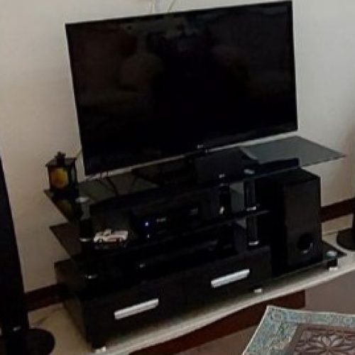 میز تلویزیون شیشه ای بدون خط و خش و کاملا سالم در حد نو