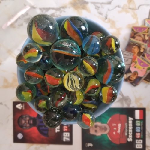 کارت و مجسمه و  تیله