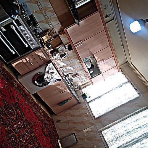 کف موکت دارای پرده و کابینت و نور گیر خوب از دوطرفه دارای حیاط بزرگ و بالکن و کولر آبی