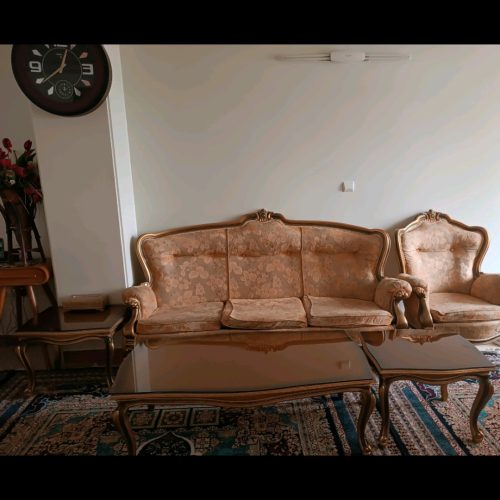 مبلمان همراه با میز غذا خوری و عسلی و میز وسط