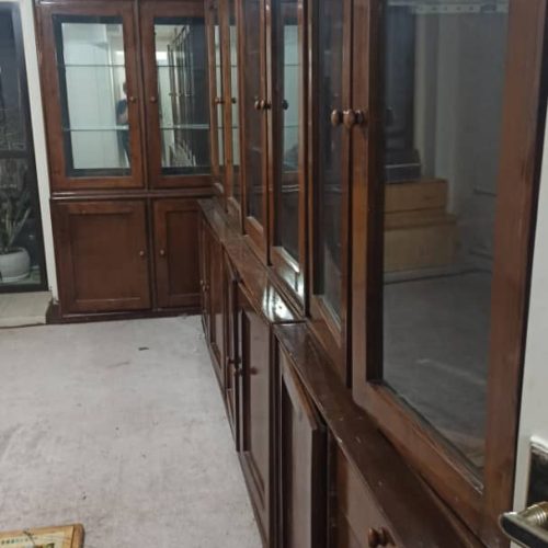 بوفه ویترین دار 8 تکه قسمت ویترین روی کمد نصب می‌شود تمام چوب