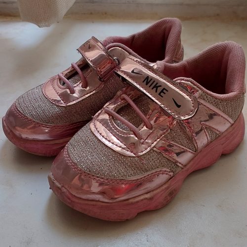 کفش و لباس بچگانه