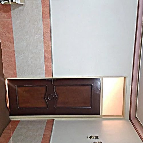 کف موکت دارای پرده و کابینت و نور گیر خوب از دوطرفه دارای حیاط بزرگ و بالکن و کولر آبی