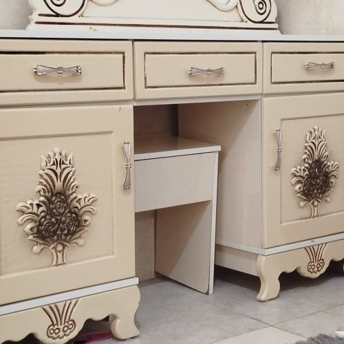 یک عدد میز آرایشی با دو عدد پاتختی