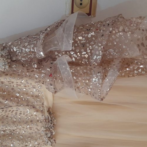 لباس زنانه و کفش زنانه