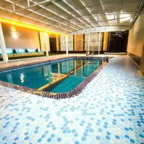 اجاره روزانه استخر سرپوشیده آبگرم داخل بنا