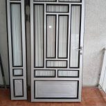 درب آلومینیومی تمیز و نو