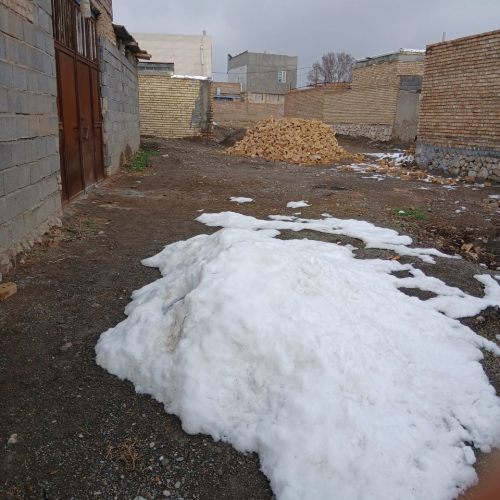 سلام یک قطعه زمین به مساحت   تقریبا متراژ 157 متر در روستا باغشن انتهای خیابان مطهری 3 به ابعاد شمالی 8متر به کوچه سه متری وجنوب با 9/90 متر به ملک محمود باغشنی غرب به متراژ  17/35 سانتیمتر به ملک هادی مجدی وشرقا 17/90 به ملک خانم چوبدار به فروش می‌رسد… فوری شماره تماس ..09920126989