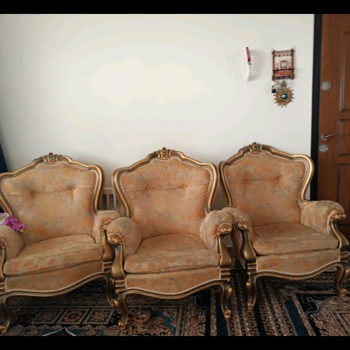 مبلمان همراه با میز غذا خوری و عسلی و میز وسط