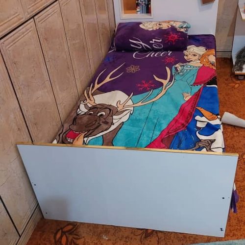 یک تخت خواب دست نخورده سالم ونو