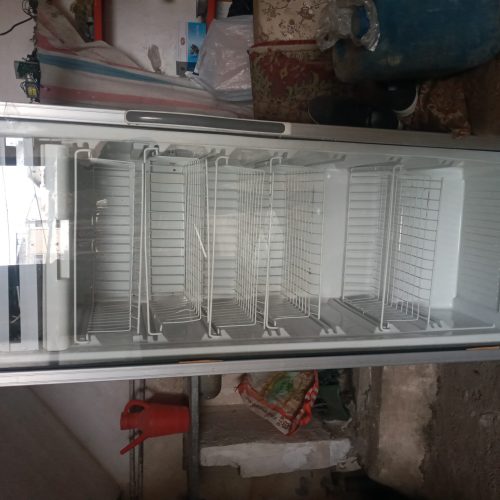 یک عددیخچال فریزرایستاده ویترینی
