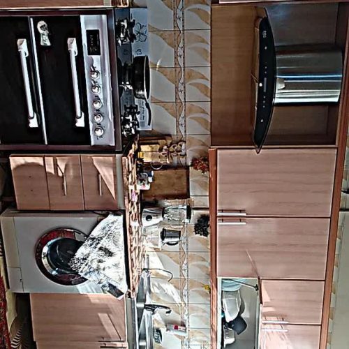 کف موکت دارای پرده و کابینت و نور گیر خوب از دوطرفه دارای حیاط بزرگ و بالکن و کولر آبی