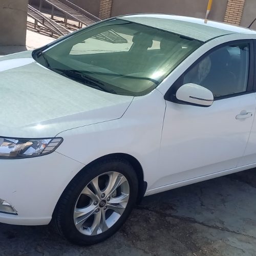 کیا سراتو سفید ، مدل 1393 ، دنده ای 1600 سی‌سی ، کم کارکرد واقعی (140،000 کیلومتر) ، بدون رنگ ، دارای برگ سبز