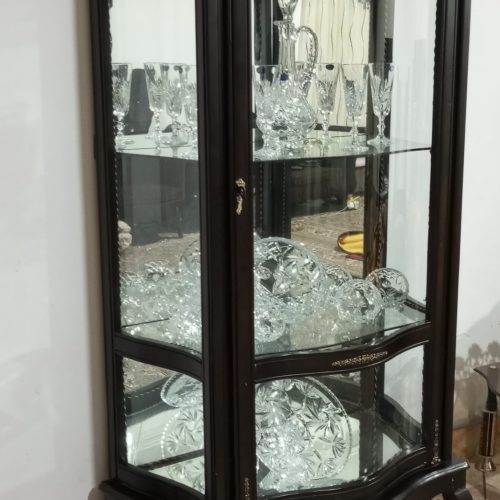 یک دست مبل 7نفره با میز جلو مبلی و عسلی هاش و میز تلویزیون شیشه ایو دو بوفه بزرگ و کوچک