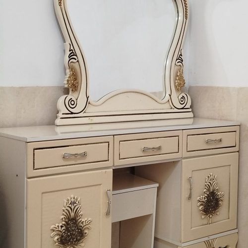 یک عدد میز آرایشی با دو عدد پاتختی