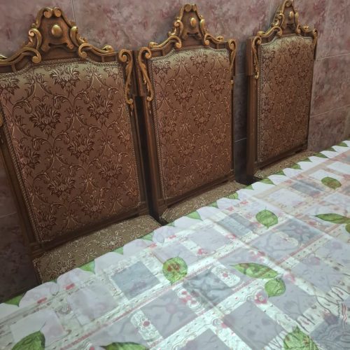 سرویس ناهار خوری 8نفره .چوب عالی . صندلی هاروکش پر درحدنو شیشه میز وپایه ها سالم وکلا بدون زدگی ورنگ رفتگی ویاحتی خط خوش درحدنو