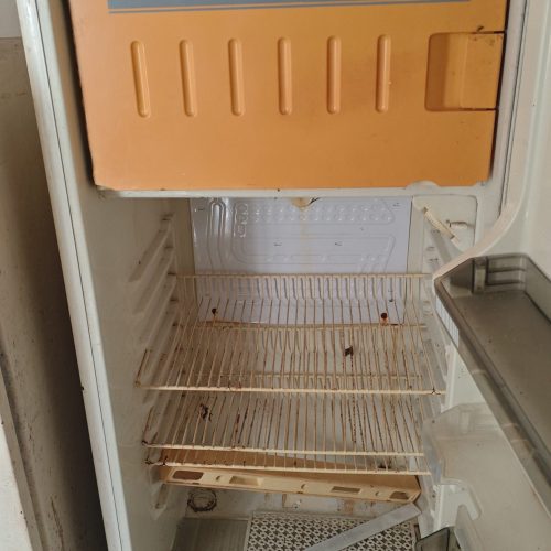 از رو عکس مشخصه دوسالی  هست ک روشن نشده است هم یخچال هم فریزر سالم است