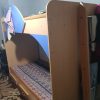 تخت خواب دو‌طبقه‌ و میز تحریر لب تاپ