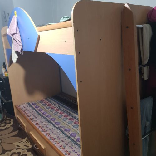 تخت خواب دو‌طبقه‌ و میز تحریر لب تاپ