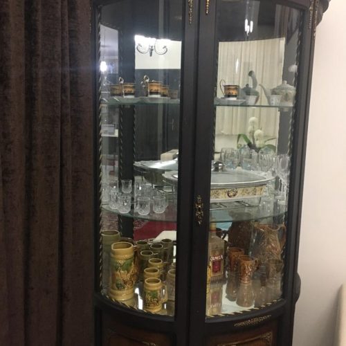 مبل خوش رنگ و کاملا سالم بدون هیچ گونه فرورفتگی همراه با یک کاناپه مربع شکل از جنس و رنگ خود مبل از چوب راش سفارشی  ساخته شده