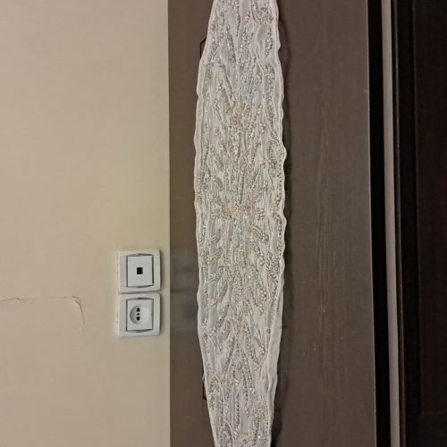 میز وسط و 4تا میز زیر دارد