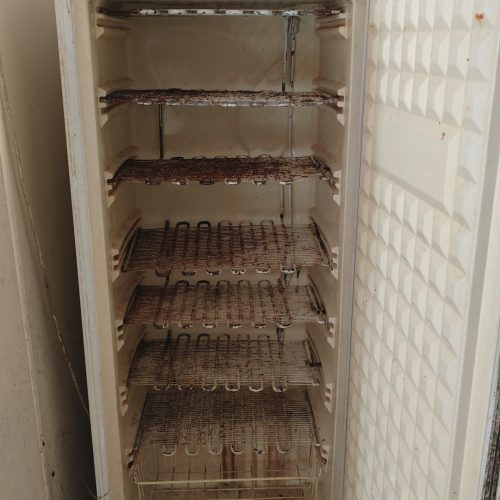 از رو عکس مشخصه دوسالی  هست ک روشن نشده است هم یخچال هم فریزر سالم است