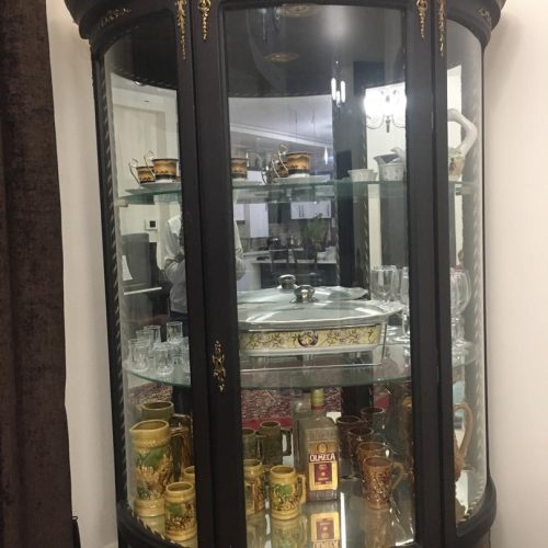 مبل خوش رنگ و کاملا سالم بدون هیچ گونه فرورفتگی همراه با یک کاناپه مربع شکل از جنس و رنگ خود مبل از چوب راش سفارشی  ساخته شده