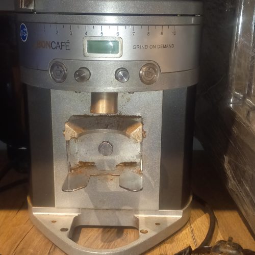 آسیاب برقی کنار دستگاهی