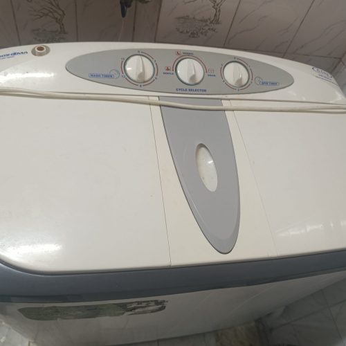 یک ماشین لباسشویی دوقلو