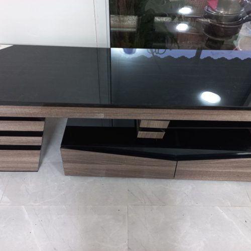 میز تلوزیون نو و بزرگ و جادار دو کشوی مگنتی هم داره