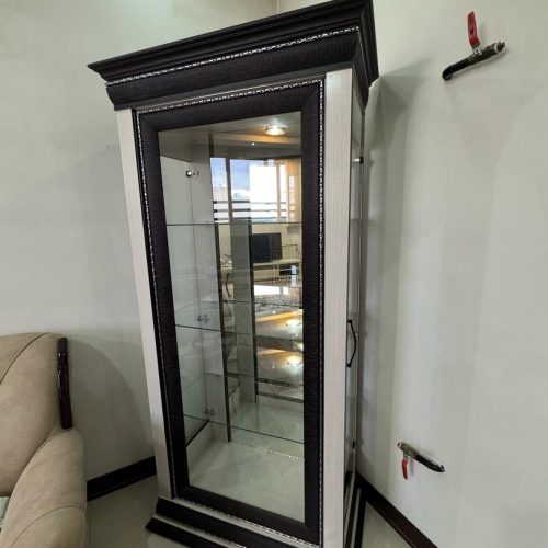 ویترین یا بوفه کاملا سالم بدون آسیبی