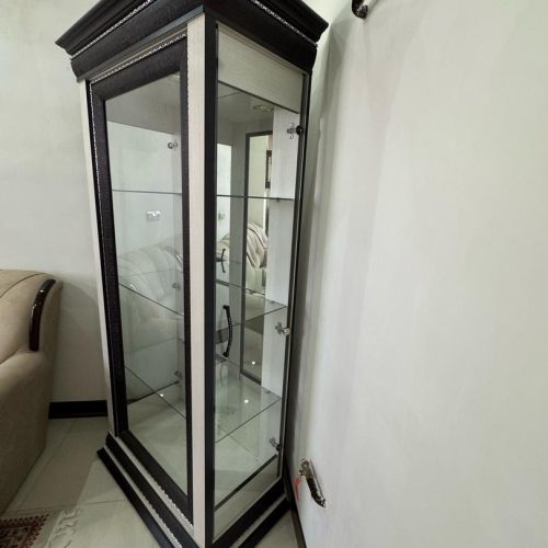 ویترین یا بوفه کاملا سالم بدون آسیبی