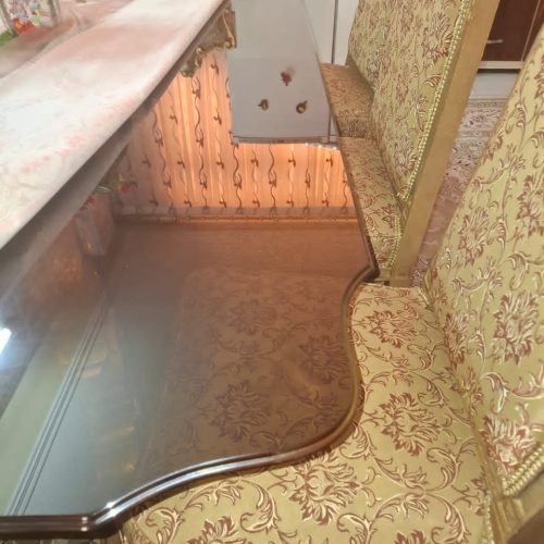 سرویس ناهار خوری 8نفره .چوب عالی . صندلی هاروکش پر درحدنو شیشه میز وپایه ها سالم وکلا بدون زدگی ورنگ رفتگی ویاحتی خط خوش درحدنو