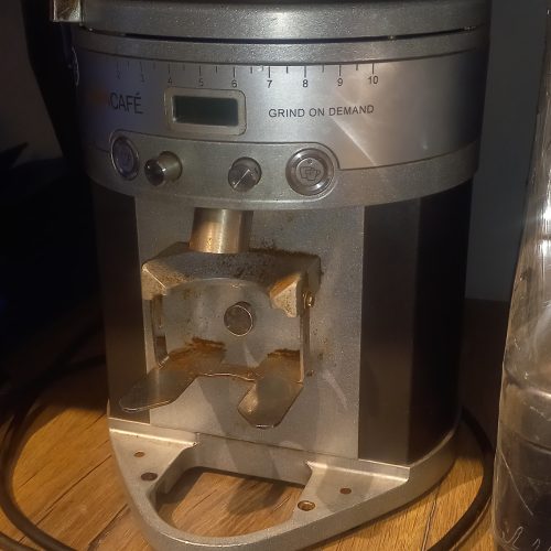 آسیاب برقی کنار دستگاهی