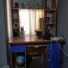 تخت خواب دو‌طبقه‌ و میز تحریر لب تاپ