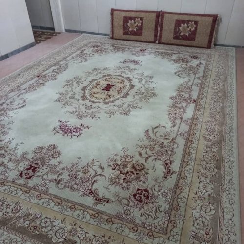 فرش و پشتی تمیز در حد