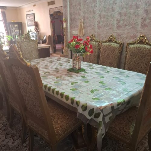 سرویس ناهار خوری 8نفره .چوب عالی . صندلی هاروکش پر درحدنو شیشه میز وپایه ها سالم وکلا بدون زدگی ورنگ رفتگی ویاحتی خط خوش درحدنو