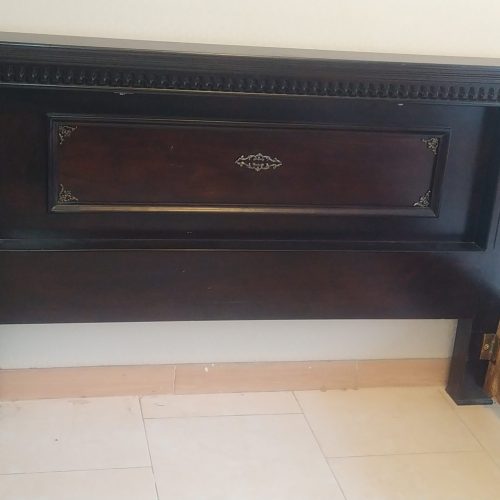 یک عدد تخت چوبی سالم وزیبا