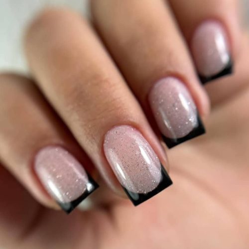 خدمات و آموزش کاشت ناخن