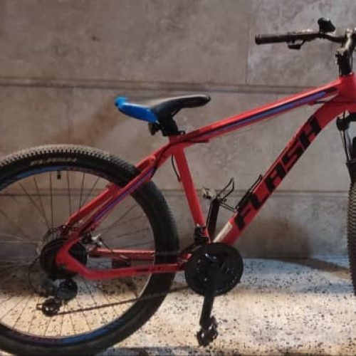 یک دستگاه دوچرخه سایز 27.5 رنگ قرمز بسیار تمیز و سالم به فروش می‌رسد.