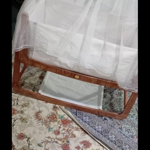 گهواره کنار تخت مادر