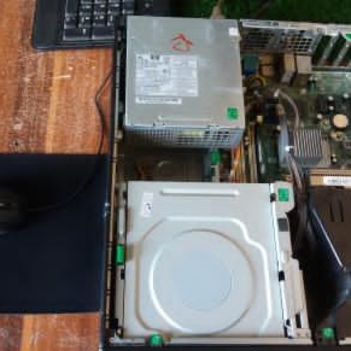 مینی کیس با مانیتور و کیبورد و موث