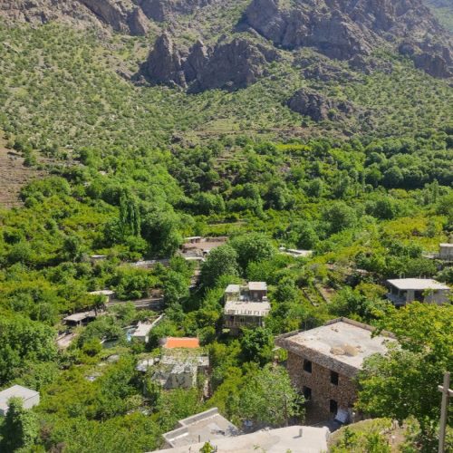 اقامتگاه دو خوابه داخل باغ پاوه روستای داریان