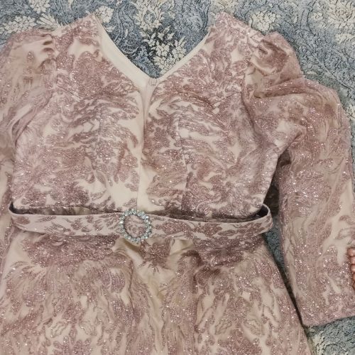 لباس بسیار زیبا‌فقط یکبارپوشیده‌شده به علت تغییر سایز بفروش میرسد