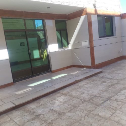 خانه‌ی بزرگ و زیبا حیاط بزرگ دارد