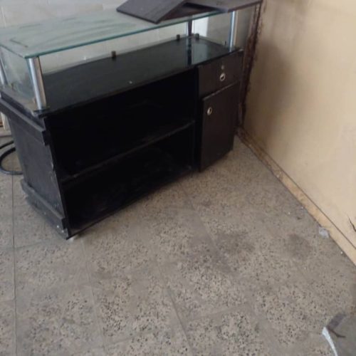 میز ویترینی  ام دی اف