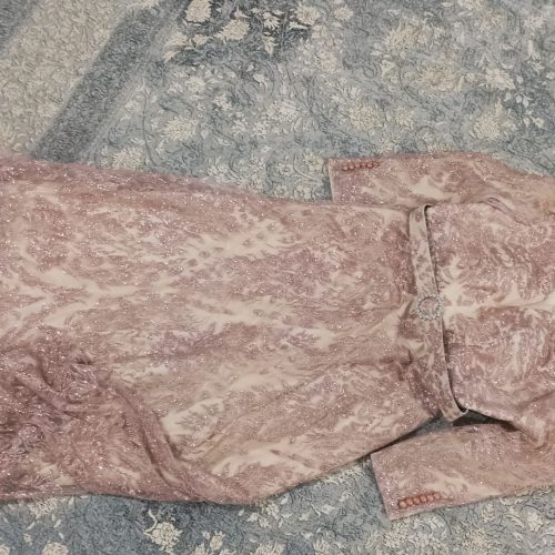 لباس بسیار زیبا‌فقط یکبارپوشیده‌شده به علت تغییر سایز بفروش میرسد